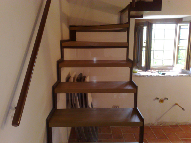 Scala in acciaio corten con gradini in legno