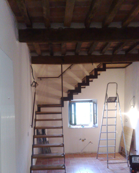 Scala in acciaio corten con gradini in legno