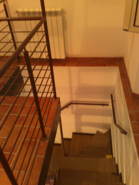 Scala in acciaio corten con gradini in legno