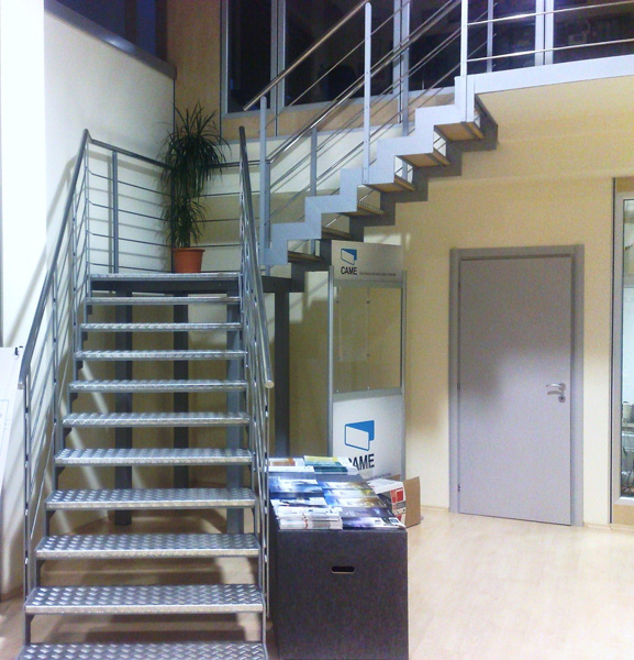 Scala in acciaio e alluminio mandorlato