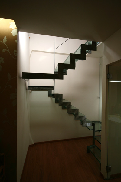 Scala in acciaio molato e vetro