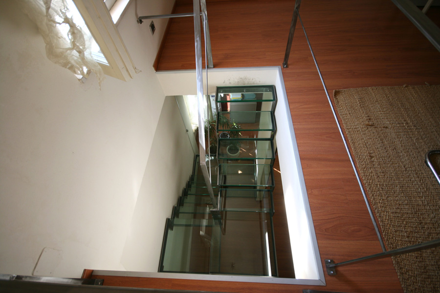Scala in acciaio molato e vetro