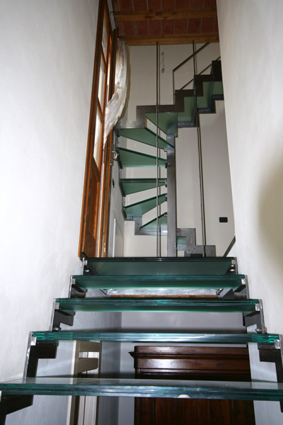 Scala in acciaio molato e vetro