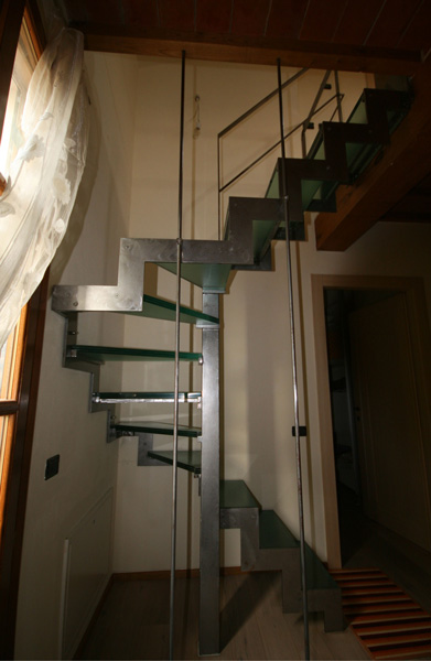 Scala in acciaio molato e vetro