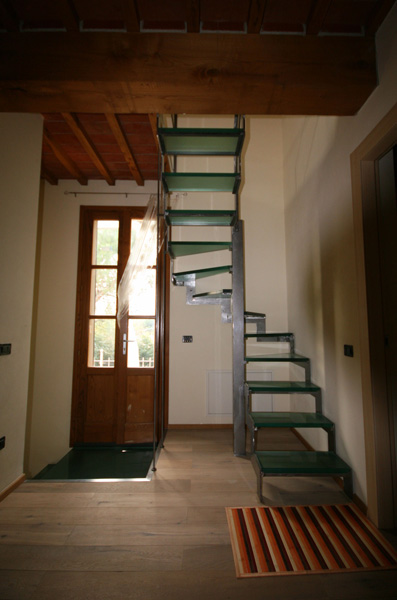Scala in acciaio molato e vetro